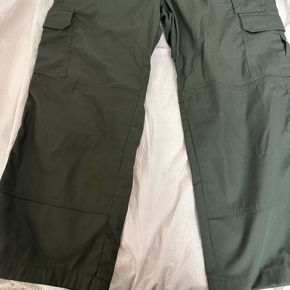 5.11 Tactical Dark Green Cargo Pants 38x34 like new